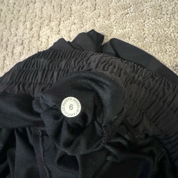 *NWOT* Lululemon Hot High-Rise Lined
Short 4"— CAMO - Picture 4 of 4